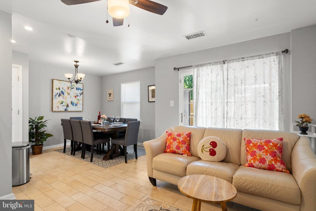 228 Stevenson Sq - Photo 3 of 50