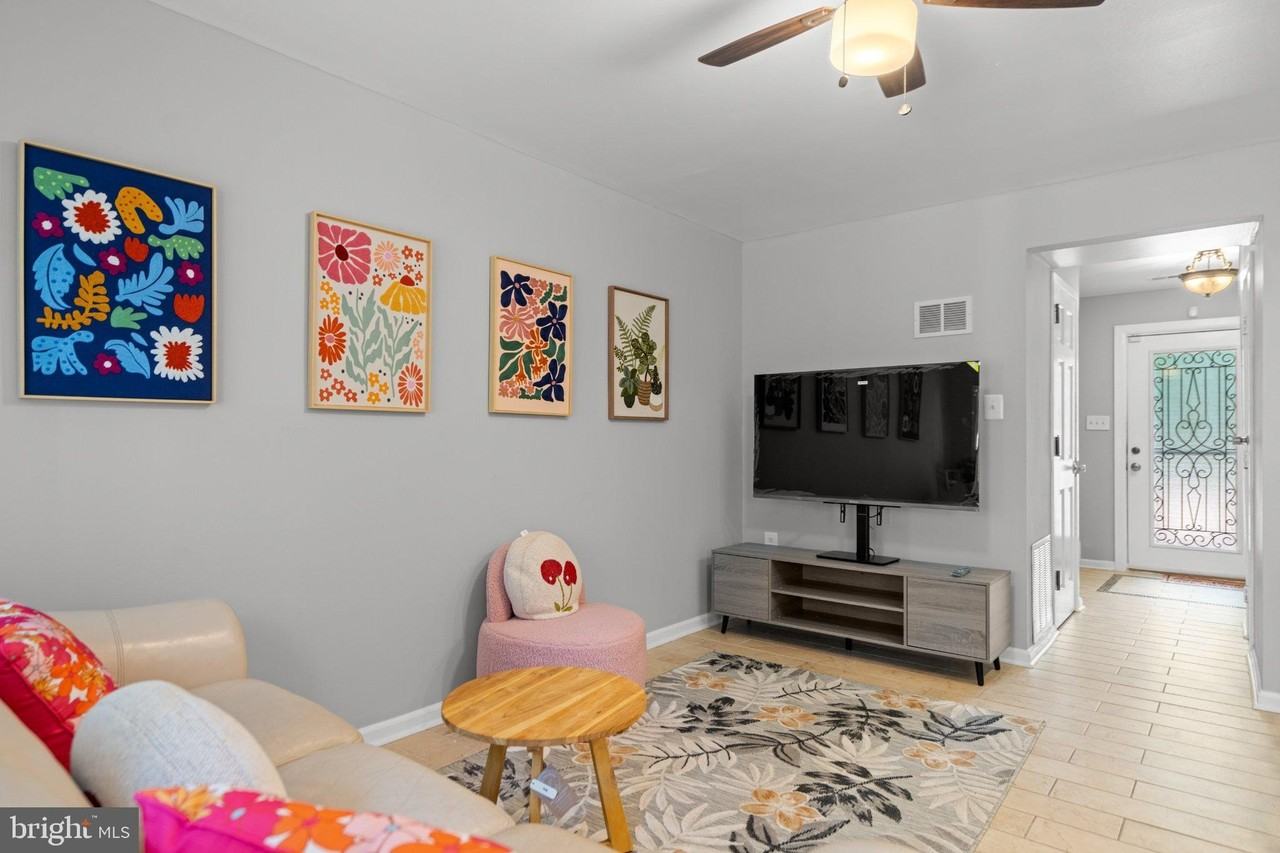 228 Stevenson Sq - Photo 4 of 50