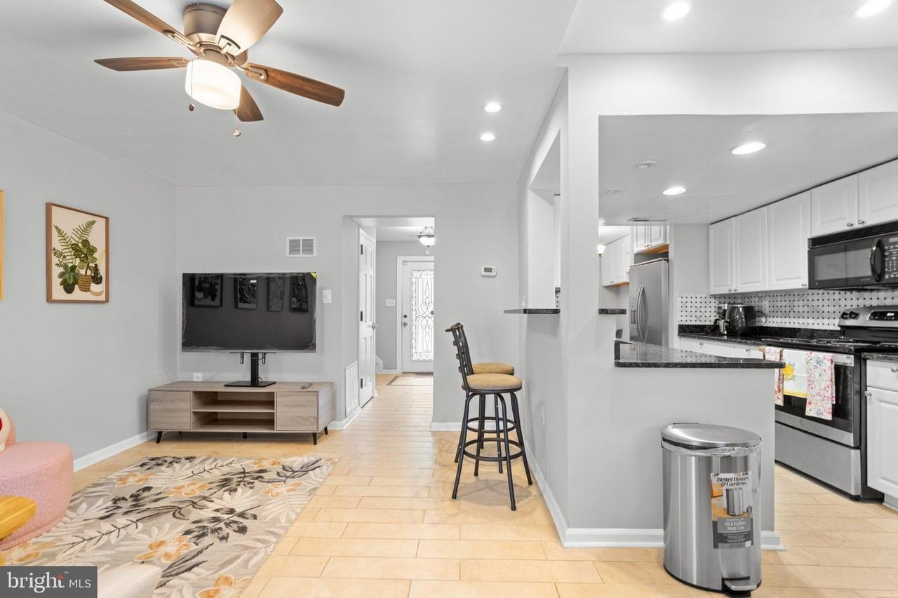228 Stevenson Sq - Photo 5 of 50