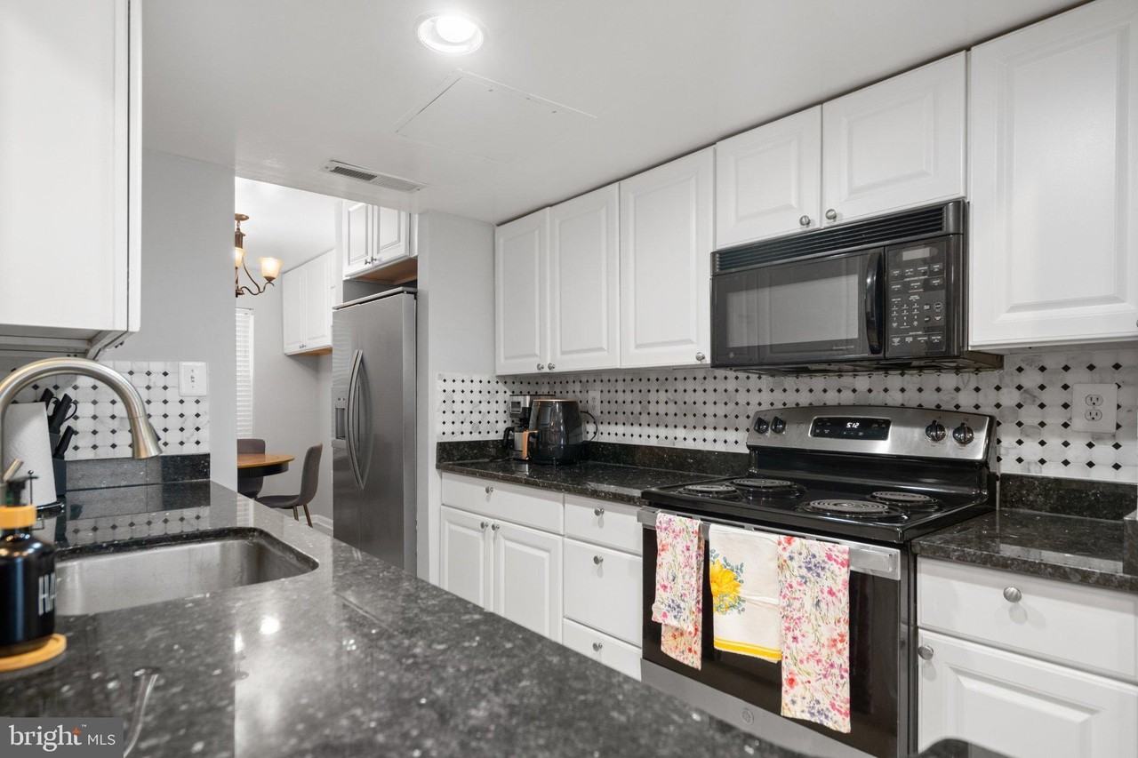 228 Stevenson Sq - Photo 6 of 50