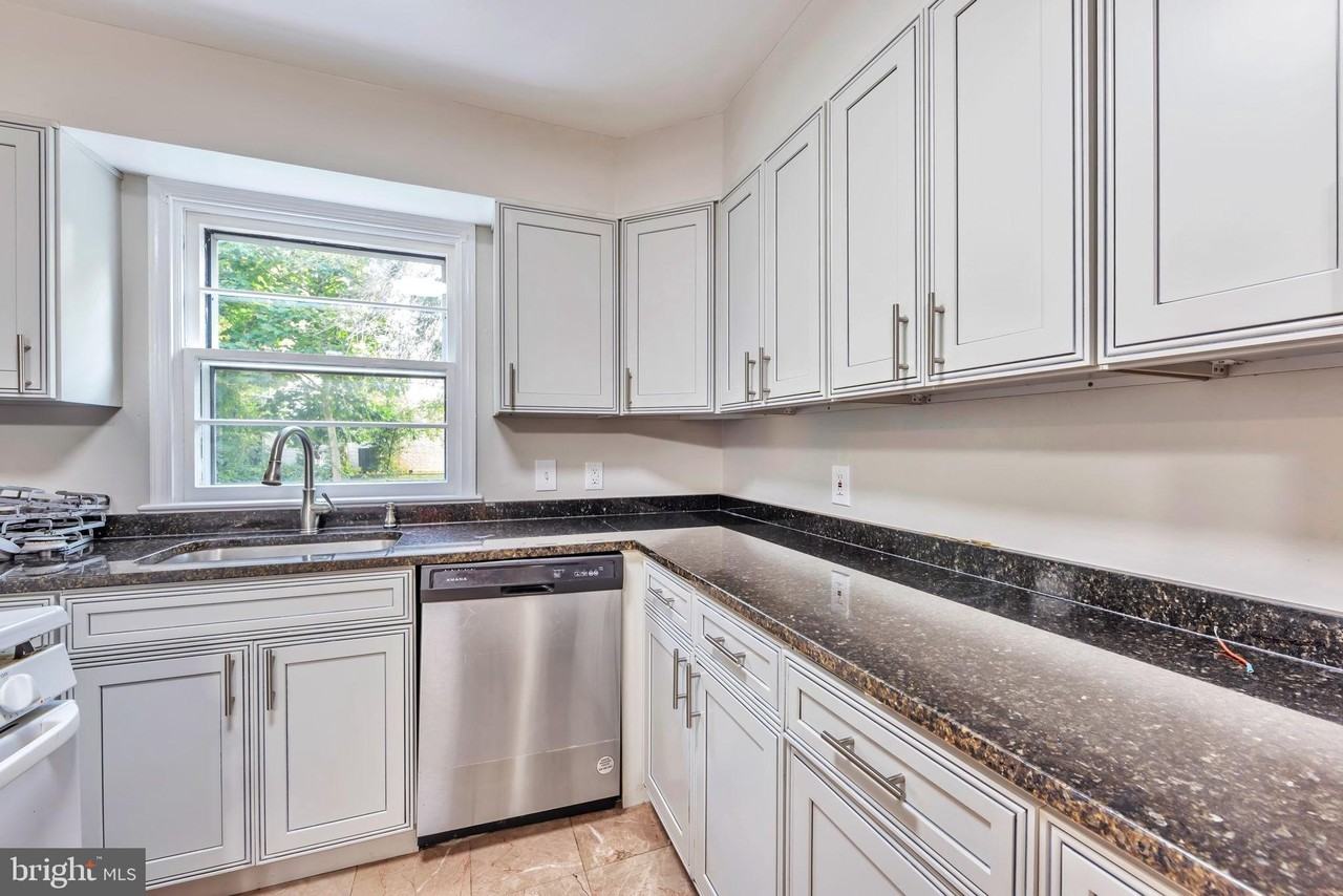 3307 Beechtree Ln - Photo 7 of 25