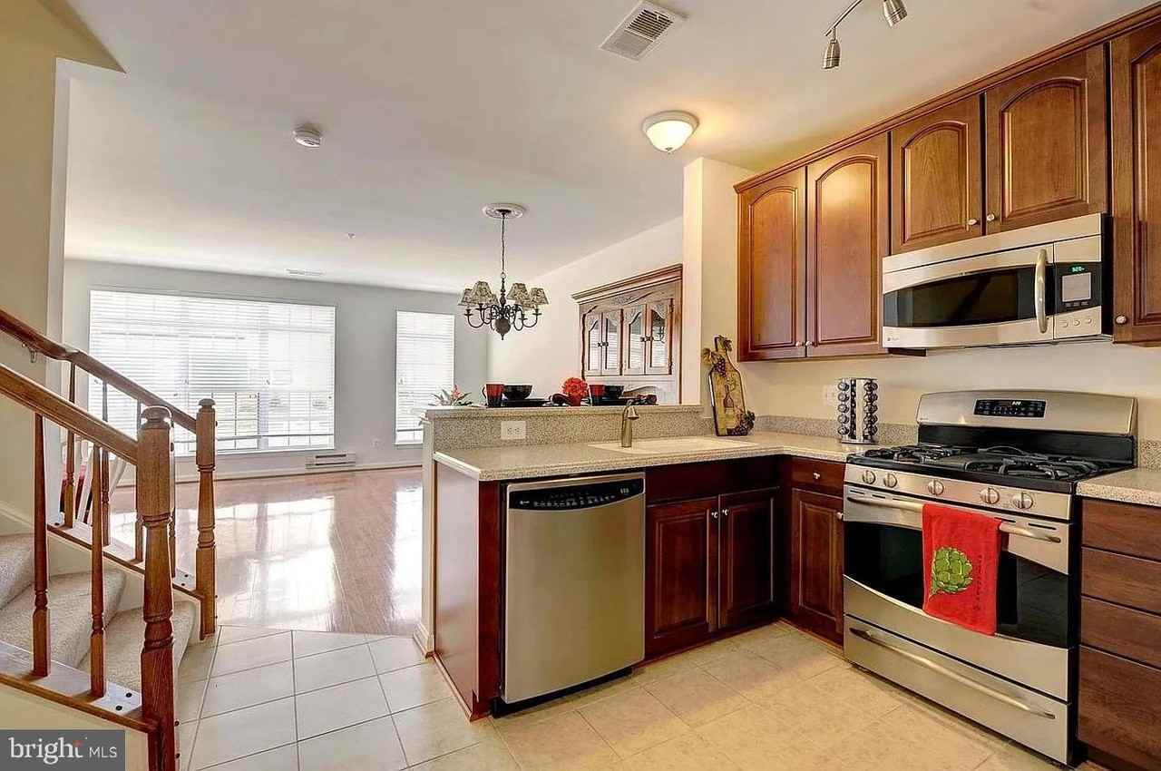 42541 Highgate Ter - Photo 3 of 7