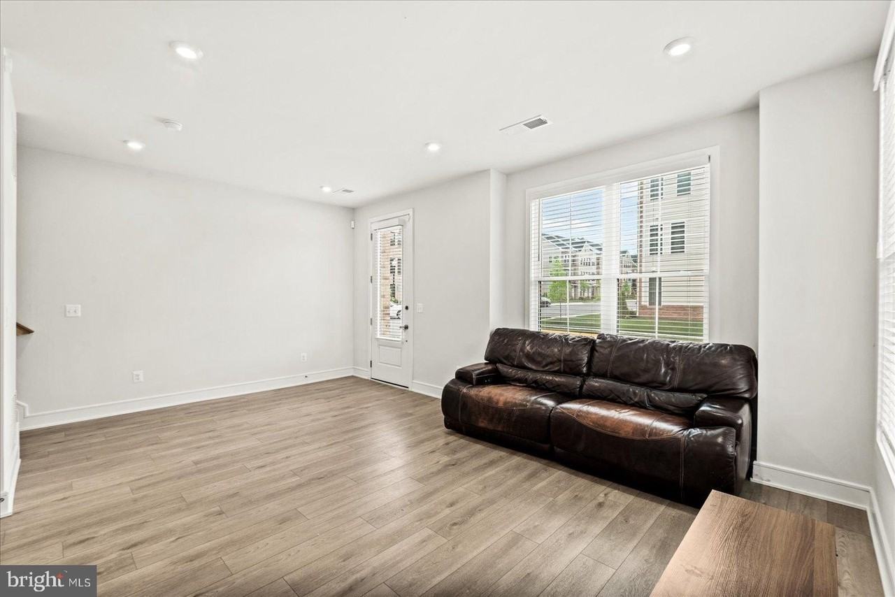 42086 Picasso Sq - Photo 3 of 30