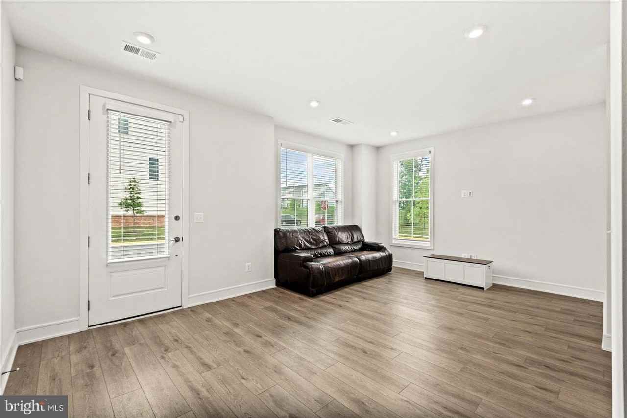 42086 Picasso Sq - Photo 4 of 30