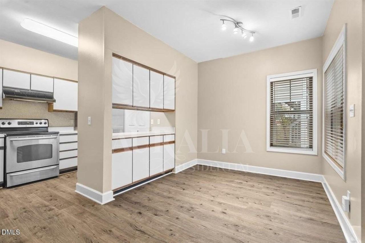 6121 Sunpointe Dr #103 - Photo 4 of 16