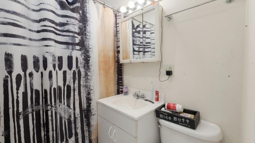 4617 N Rockwell St - Photo 7 of 10