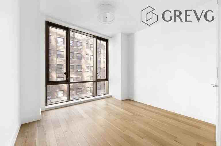 230 E 20th St - Photo 4 of 10