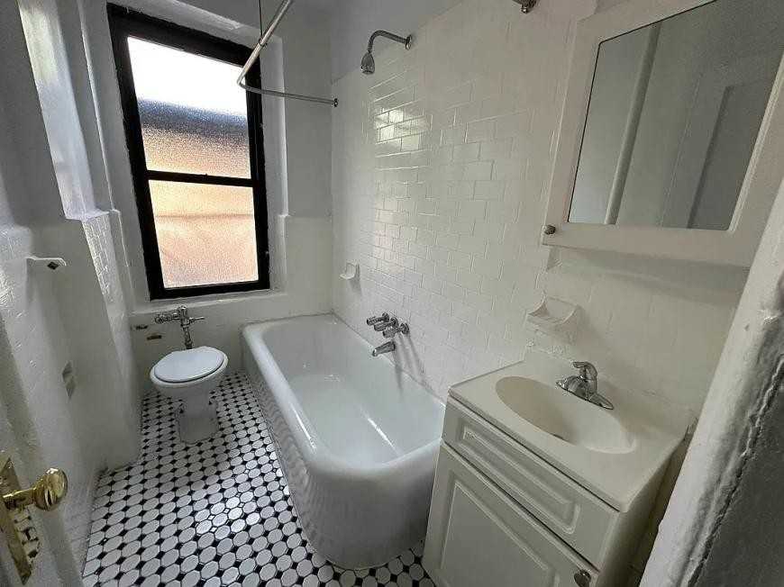 2090 Grand Concourse - Photo 4 of 4