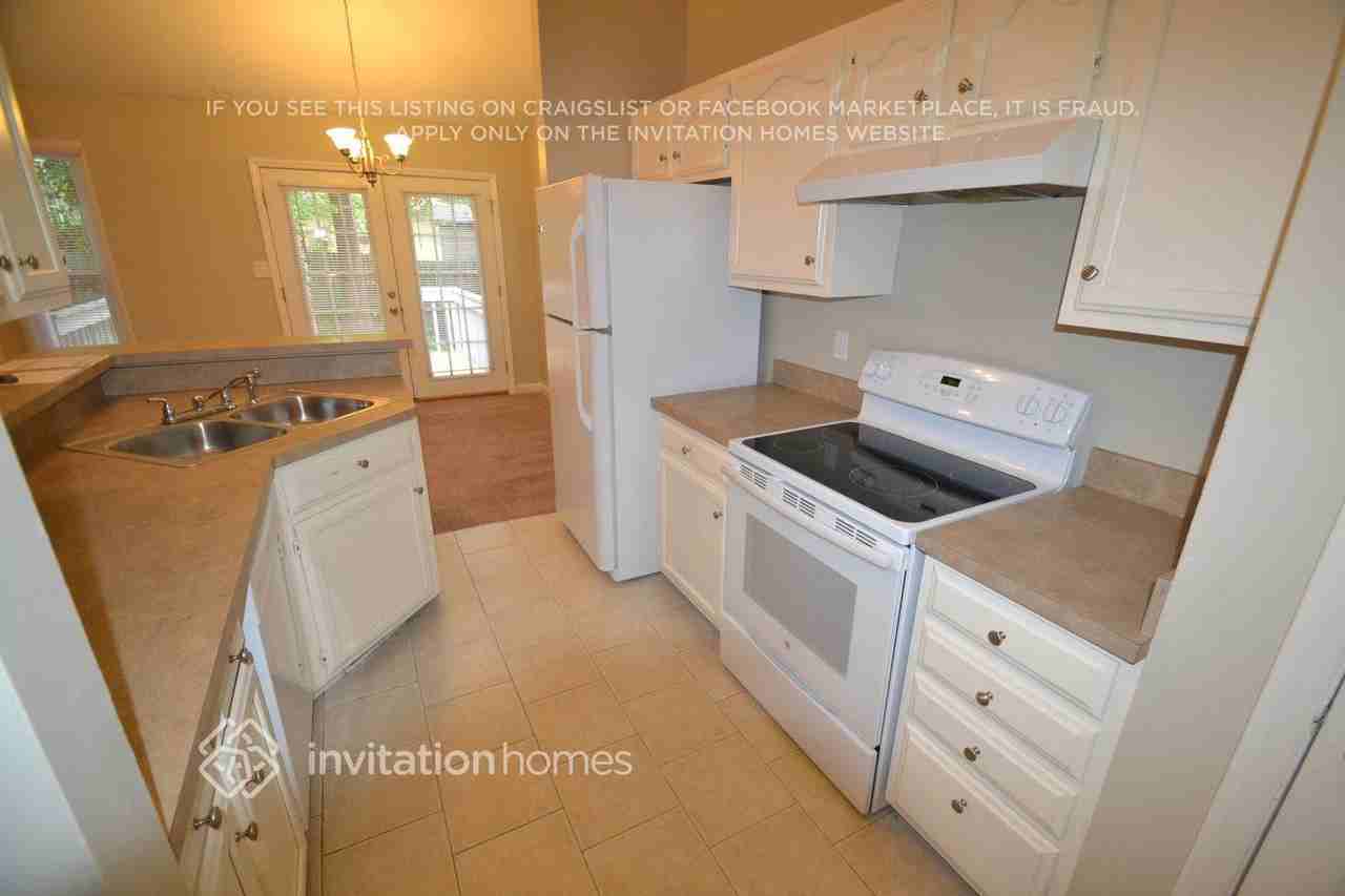 2704 Kempsford Pl - Photo 4 of 14