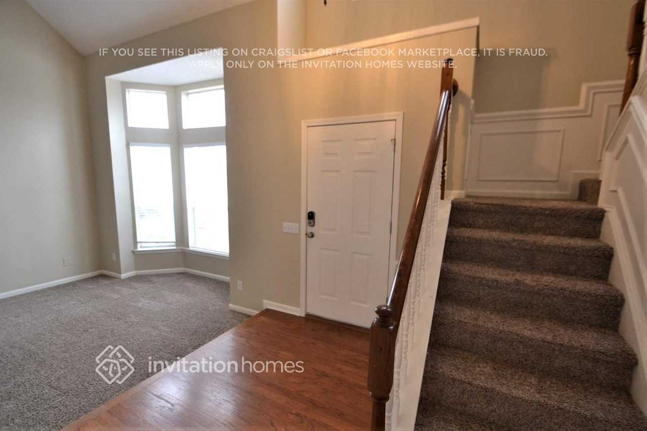 6812 Pipestone Ln - Photo 2 of 11