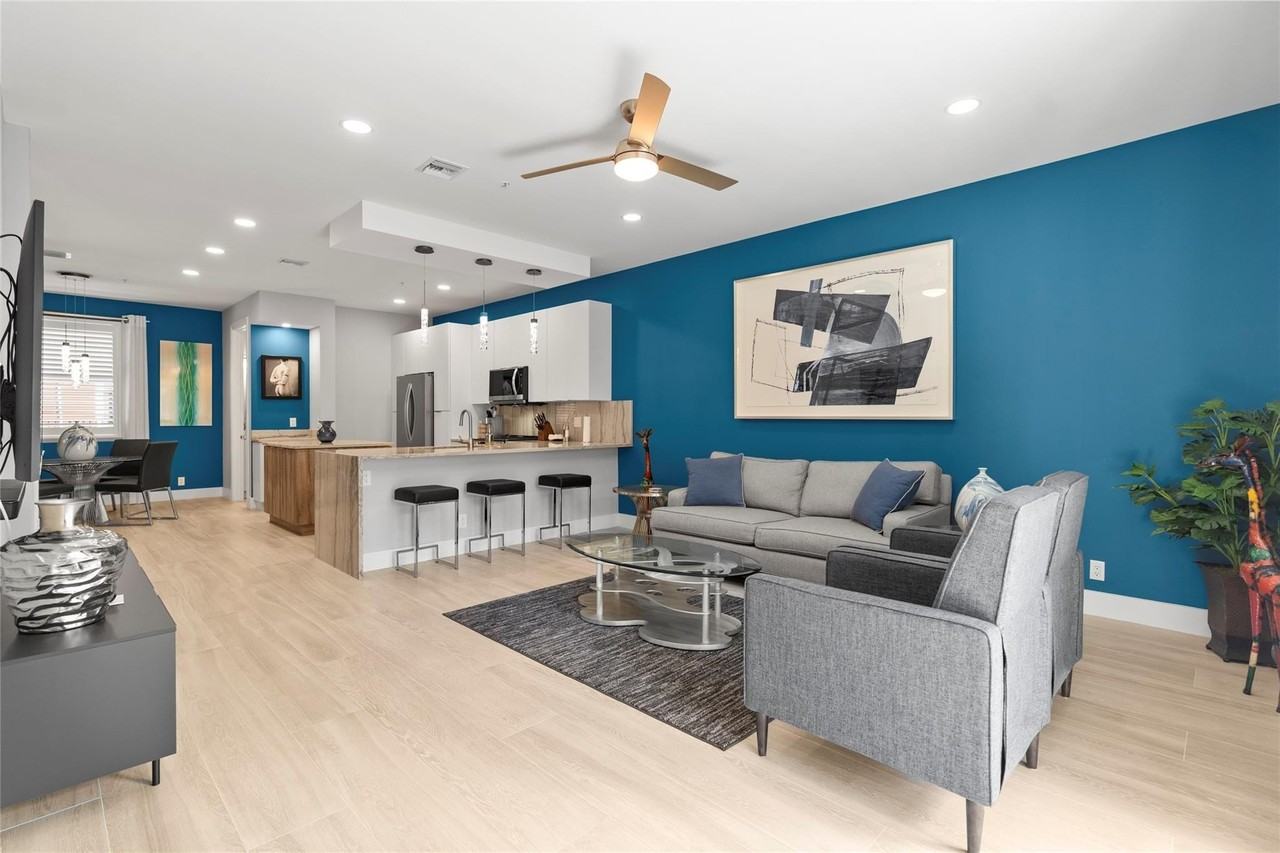 2241 Ne 9th Ave - Photo 3 of 31