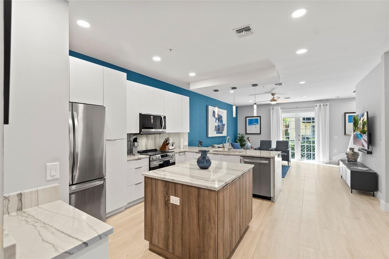 2241 Ne 9th Ave - Photo 4 of 31