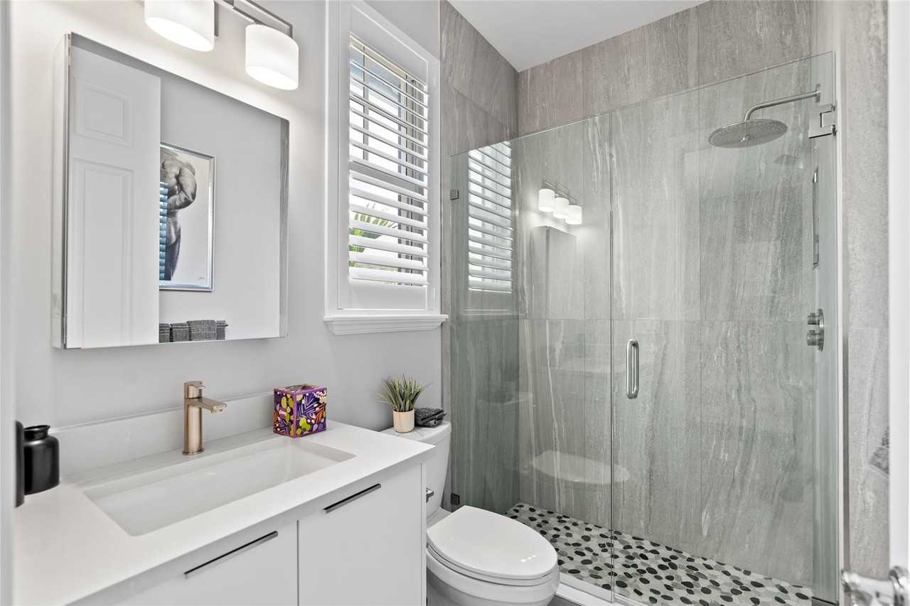 2241 Ne 9th Ave - Photo 7 of 31