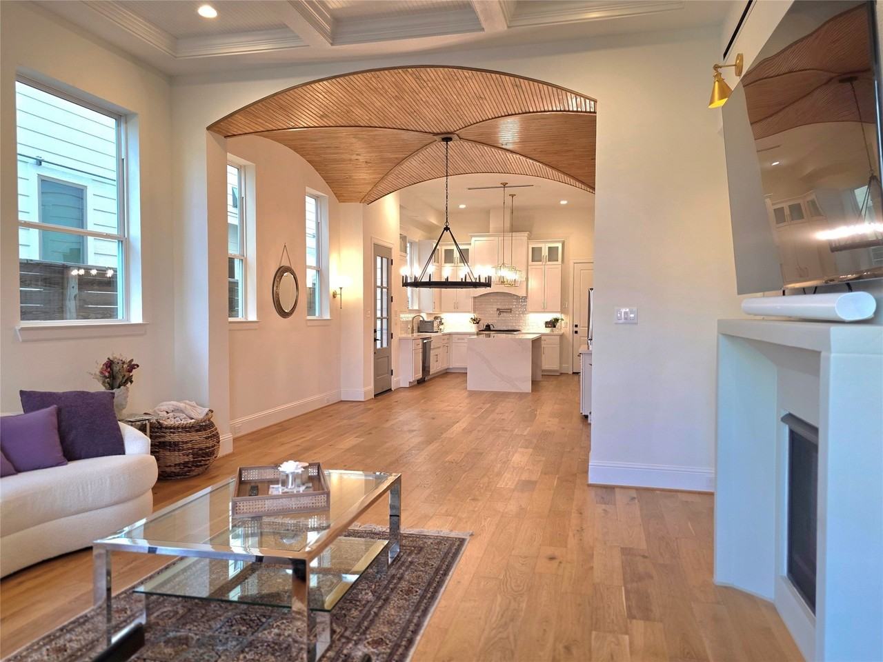 613 W 26th St - Photo 2 of 26