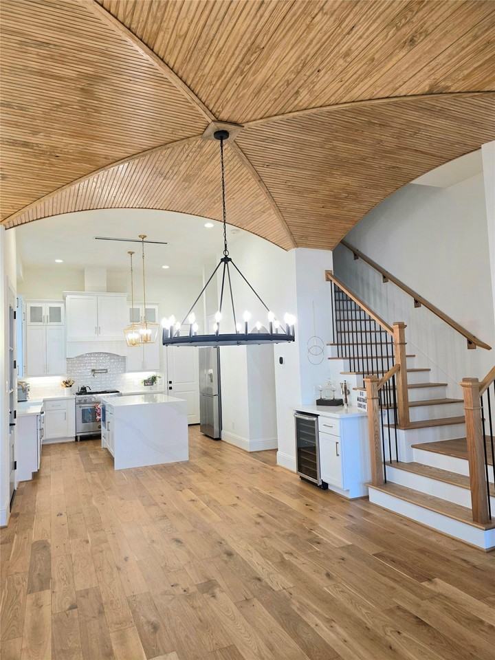613 W 26th St - Photo 5 of 26