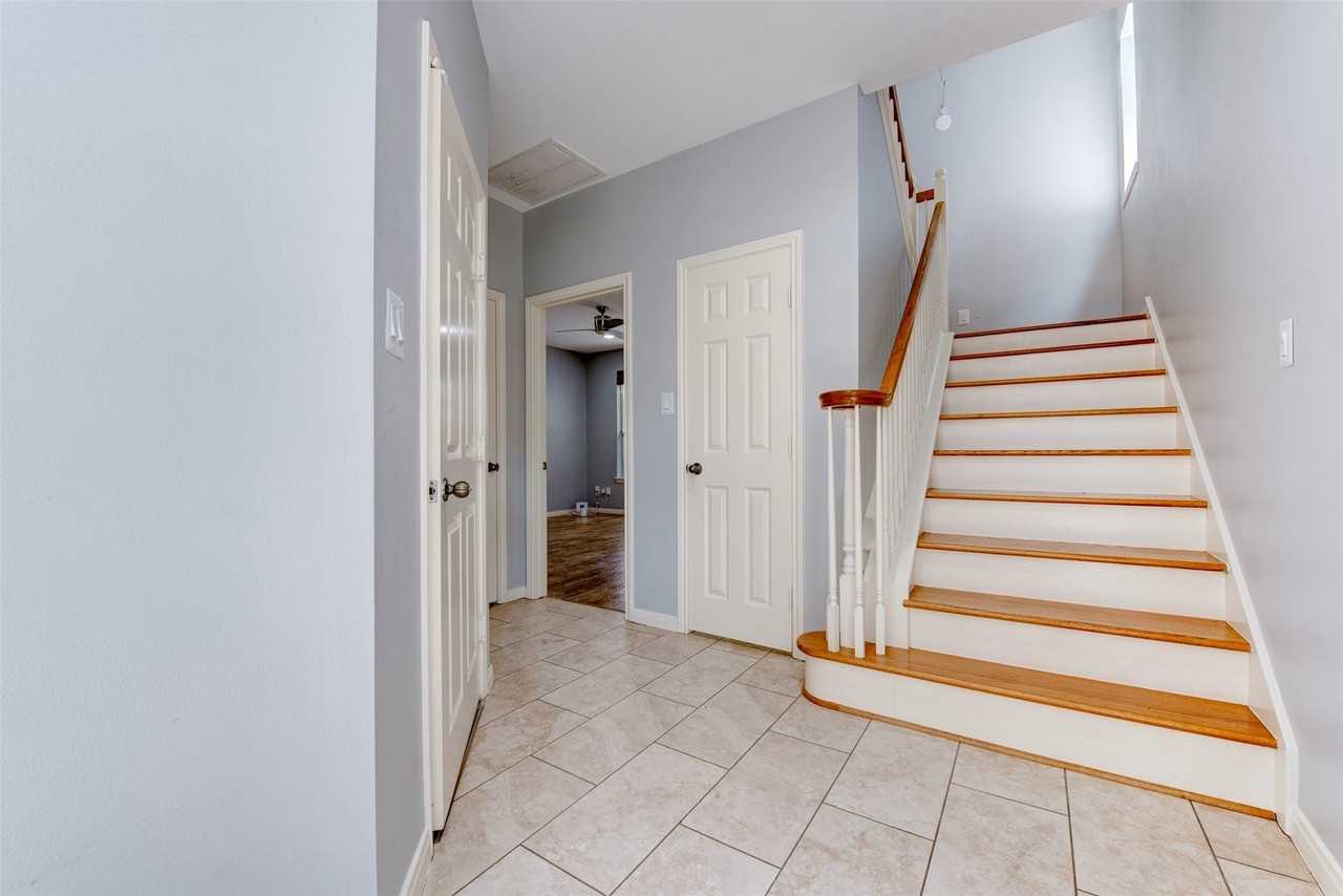 34 Waugh Dr #D - Photo 2 of 37