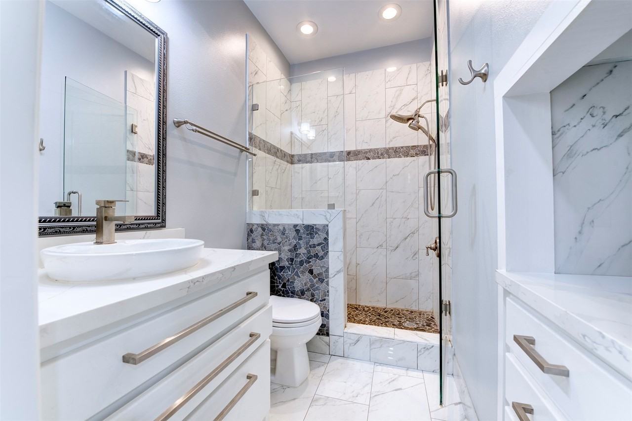 34 Waugh Dr #D - Photo 6 of 37