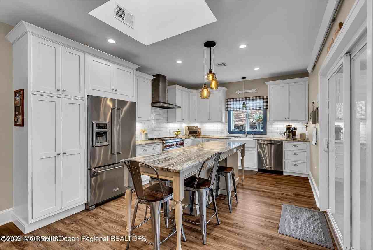 515 Monmouth Rd - Photo 2 of 35