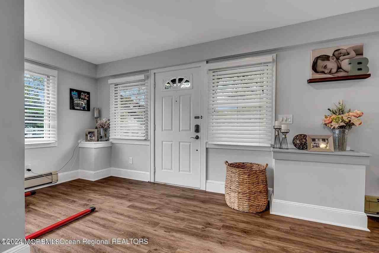 515 Monmouth Rd - Photo 6 of 35
