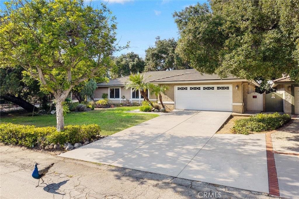 261 Oakhurst Ln - Photo 2 of 33