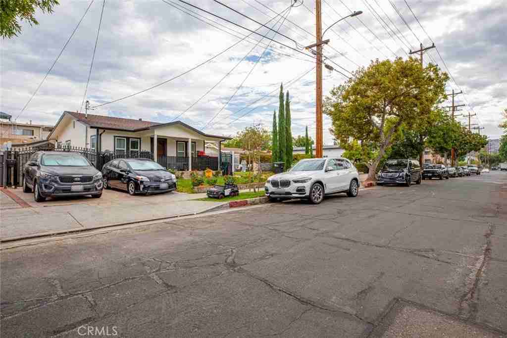 1125 Stanley Ave - Photo 4 of 31