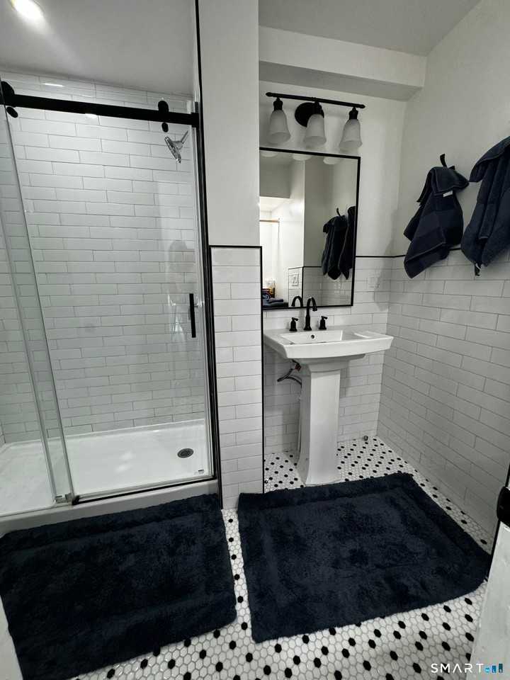 147 Fairfield Ave - Photo 4 of 7