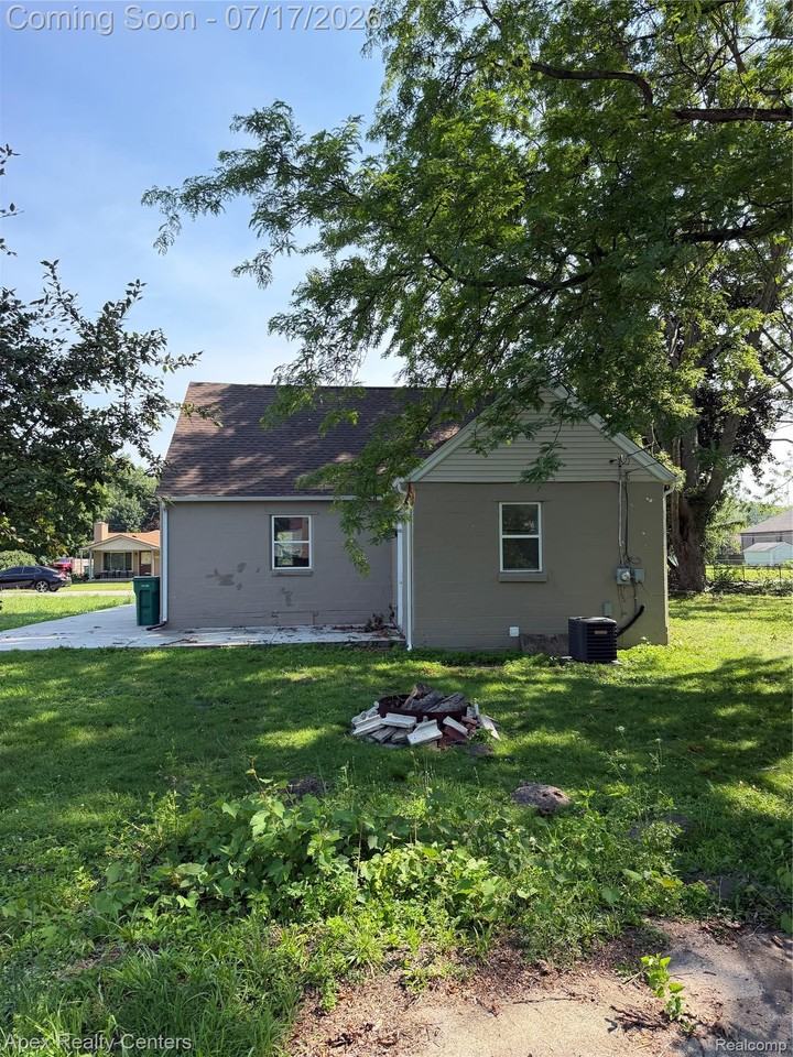 23864 Liddle St - Photo 4 of 12