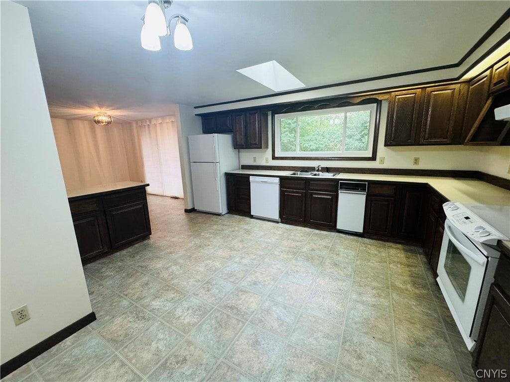 5336 Caughdenoy Rd - Photo 7 of 26