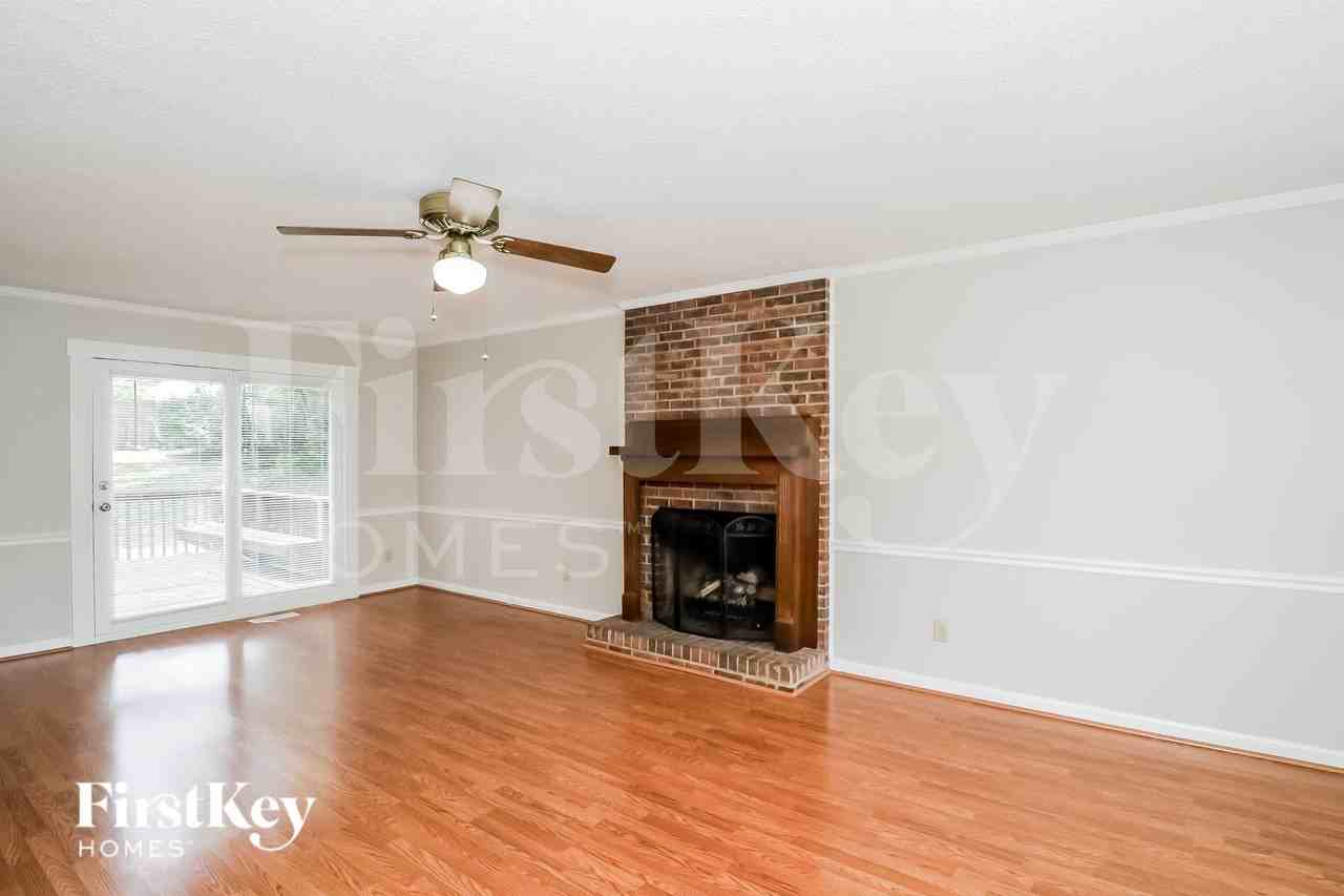 2305 Cottage Pl - Photo 2 of 15