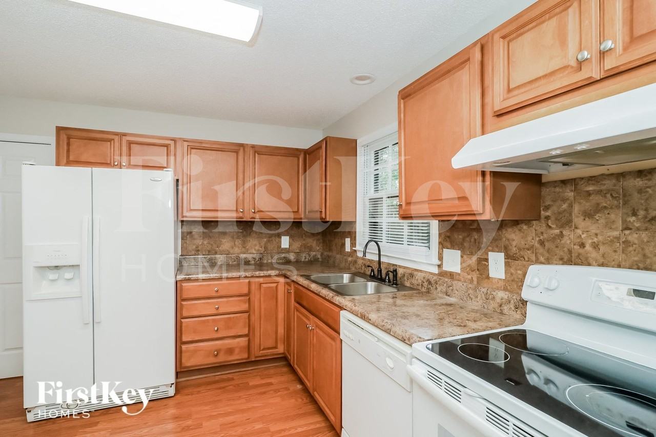2305 Cottage Pl - Photo 5 of 15