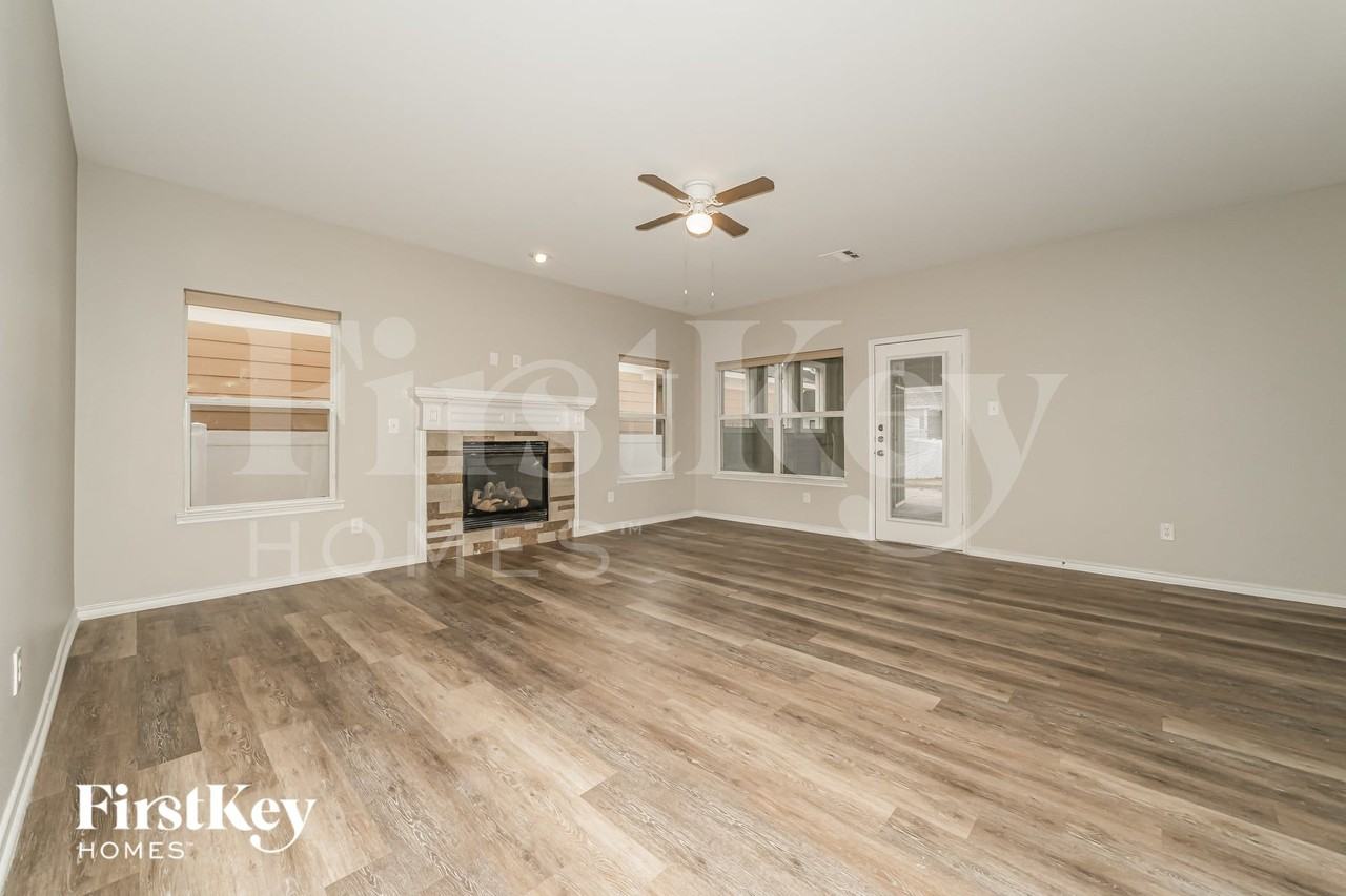 1233 Chattahoochee Dr - Photo 3 of 15
