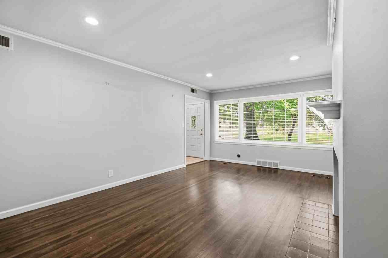 3325 S Yorktown Ave - Photo 4 of 23