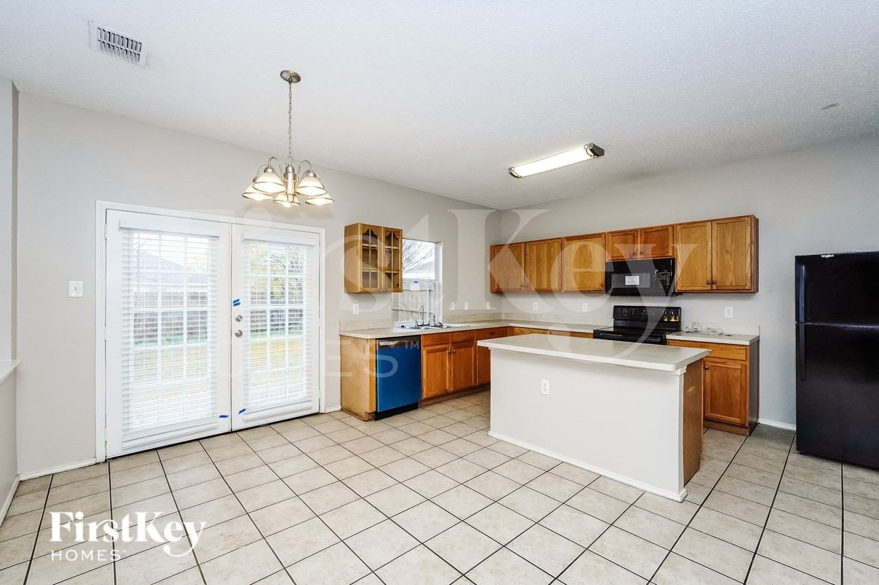 7401 Snow Ridge Dr - Photo 4 of 16
