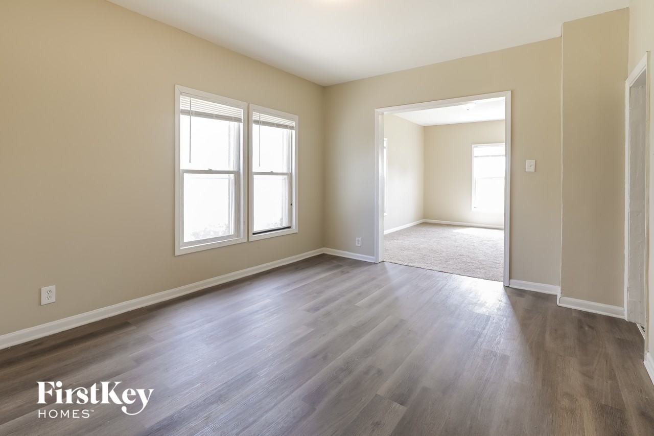 671 S Lake St - Photo 3 of 15