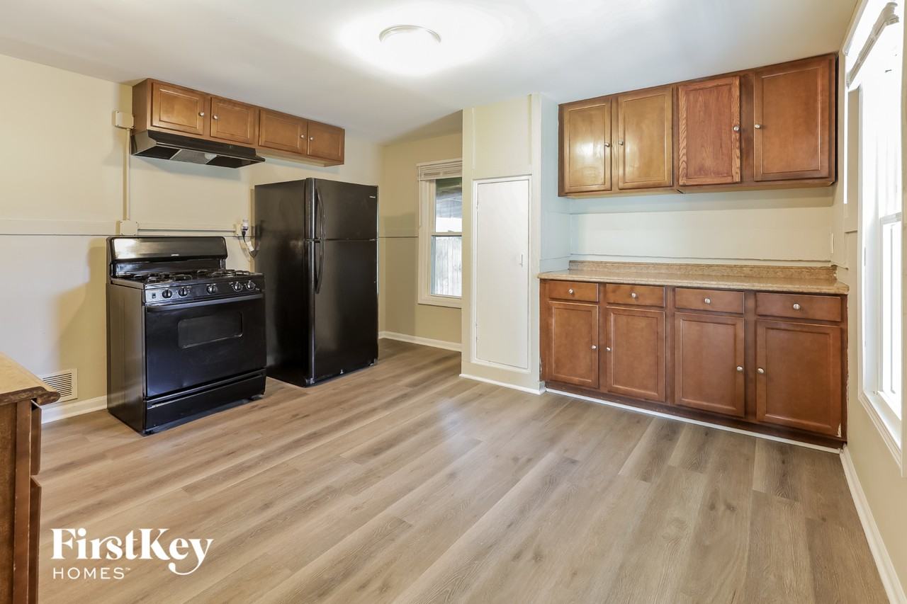 671 S Lake St - Photo 4 of 15