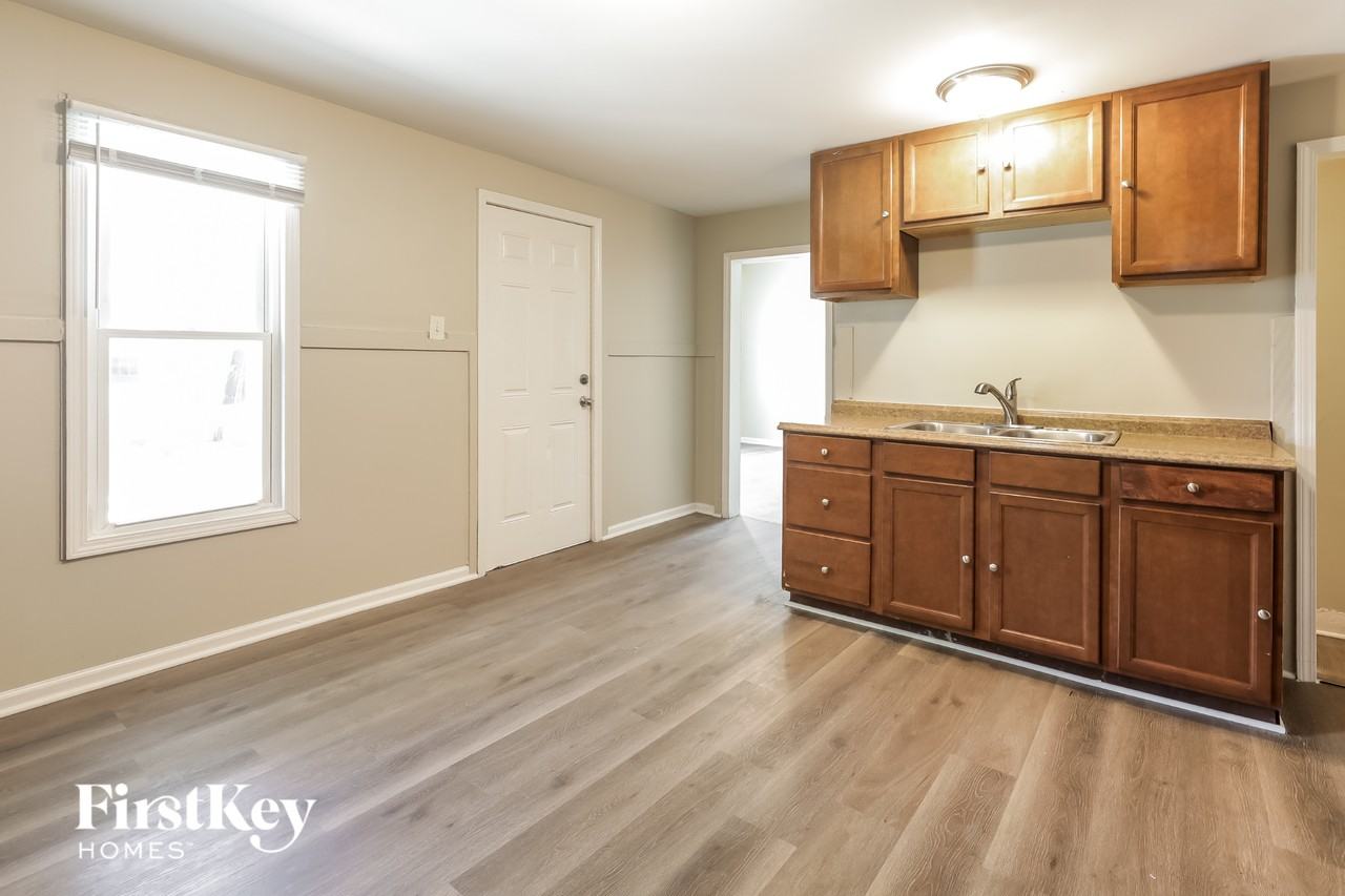 671 S Lake St - Photo 5 of 15