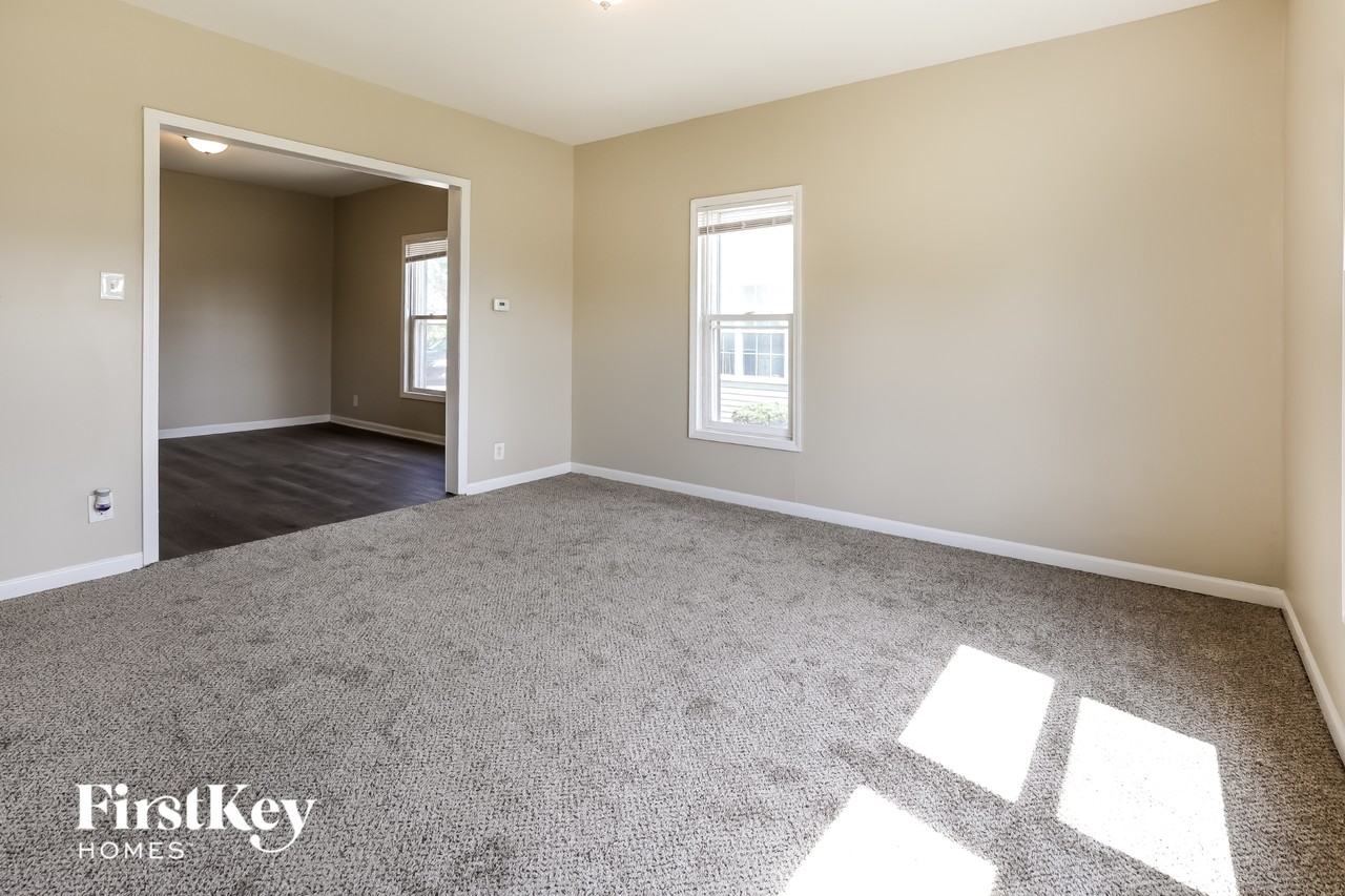 671 S Lake St - Photo 6 of 15