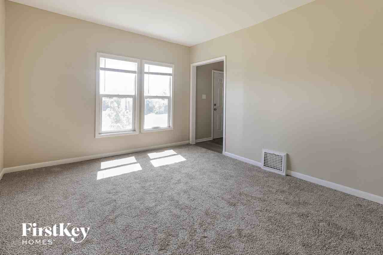 671 S Lake St - Photo 7 of 15