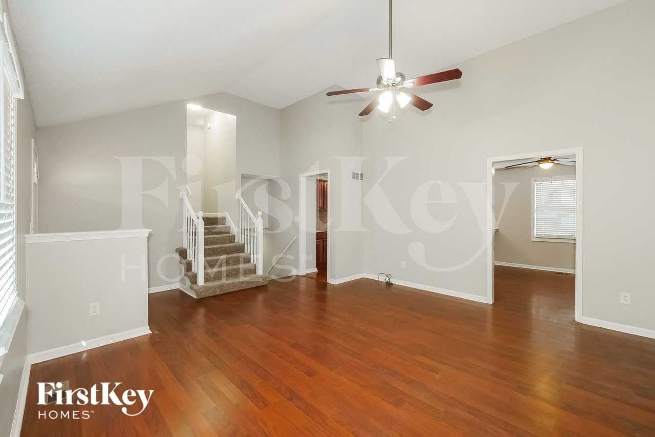 6235 N Hickory Ct - Photo 4 of 16