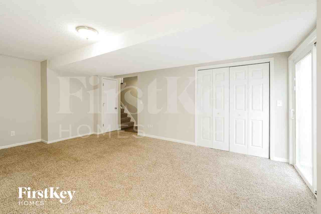 6235 N Hickory Ct - Photo 7 of 16