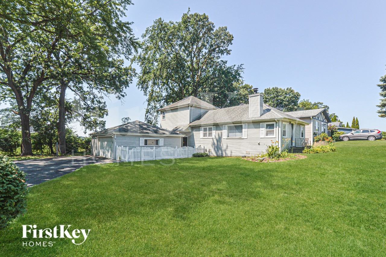 611 Oakwood Dr - Photo 2 of 19