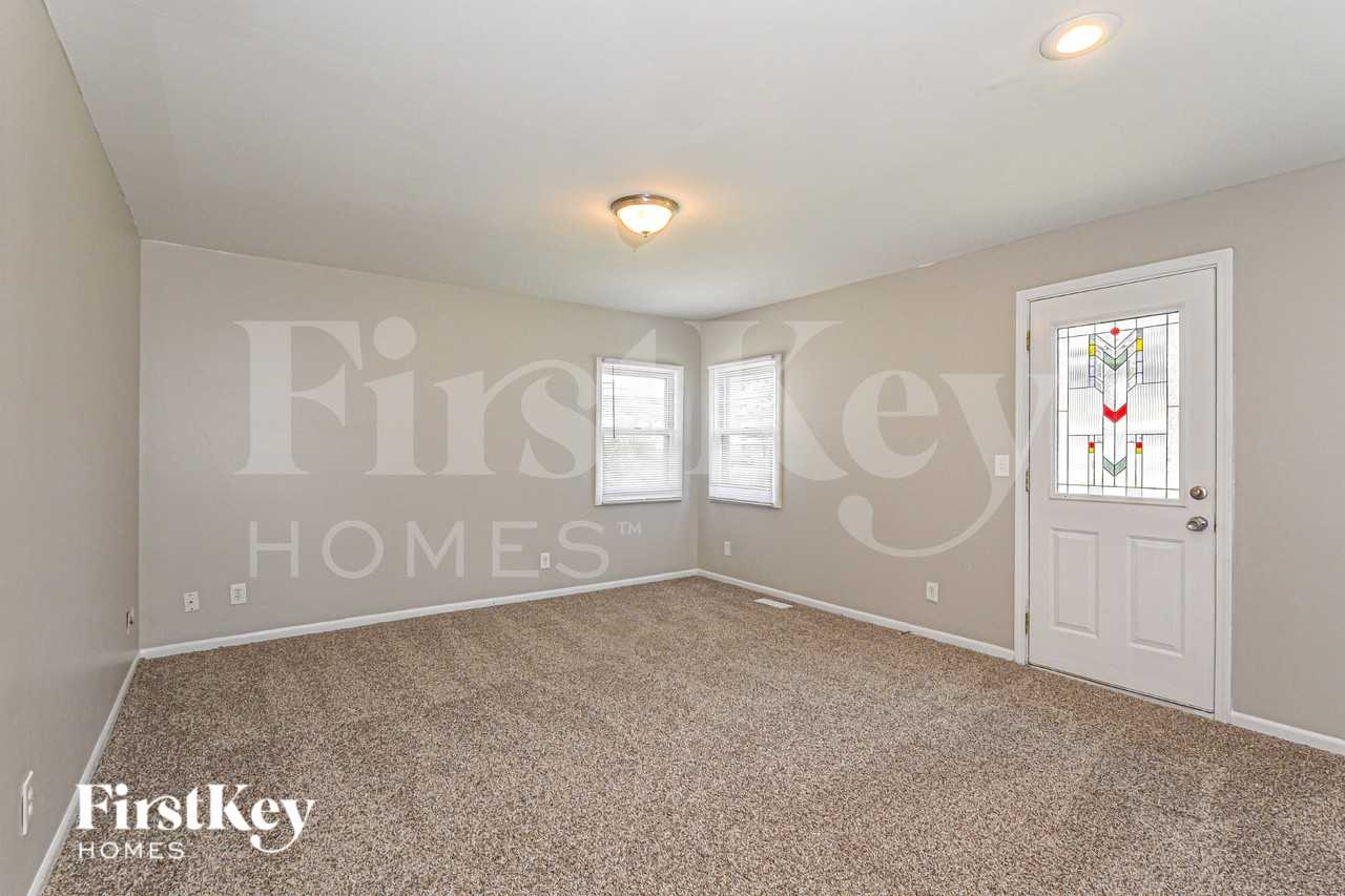 611 Oakwood Dr - Photo 3 of 19