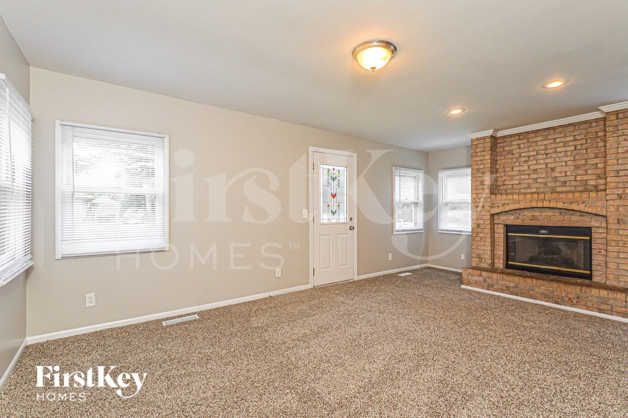 611 Oakwood Dr - Photo 5 of 19