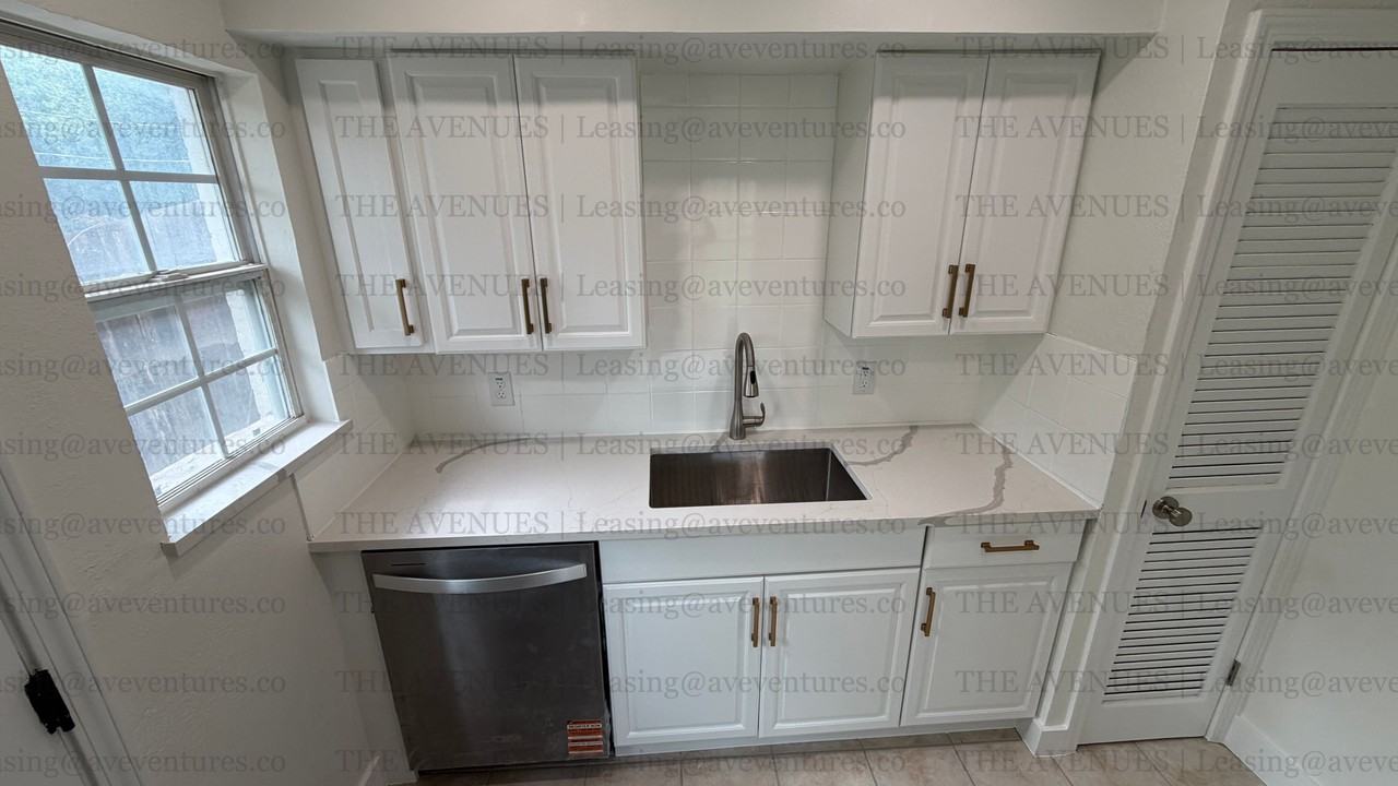 305 N Oak Cliff Blvd #305 - Photo 5 of 26
