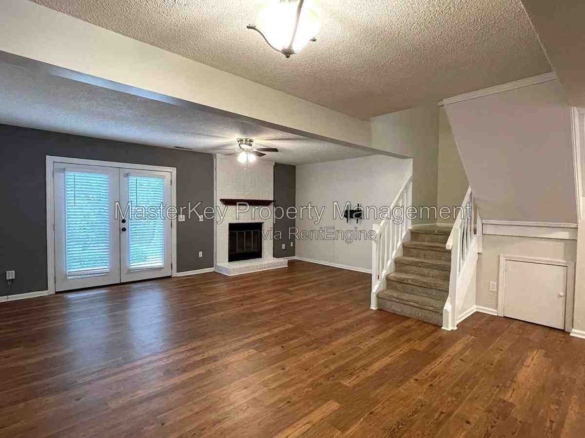 323 Riverwalk Cir - Photo 2 of 10