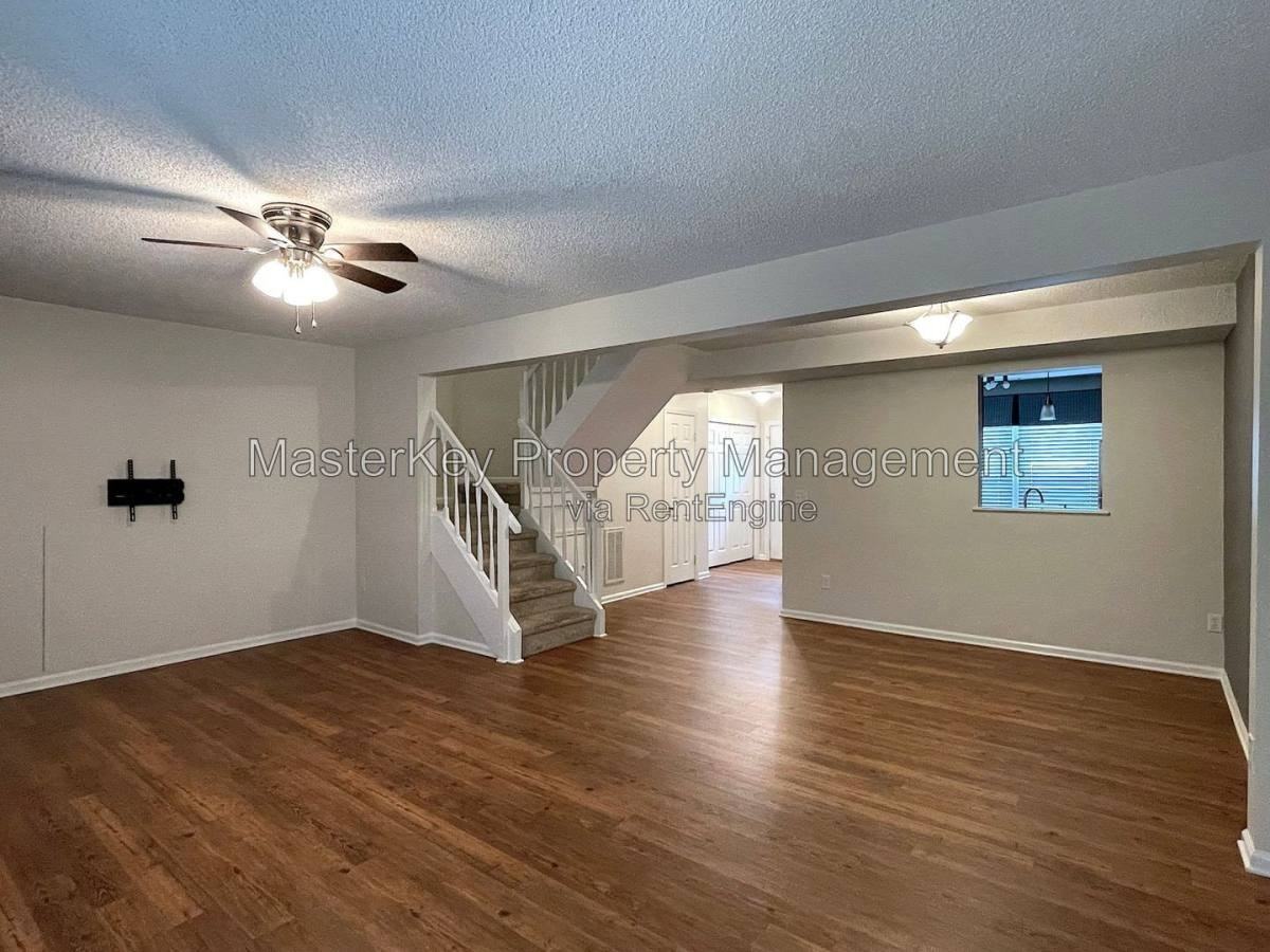 323 Riverwalk Cir - Photo 3 of 10