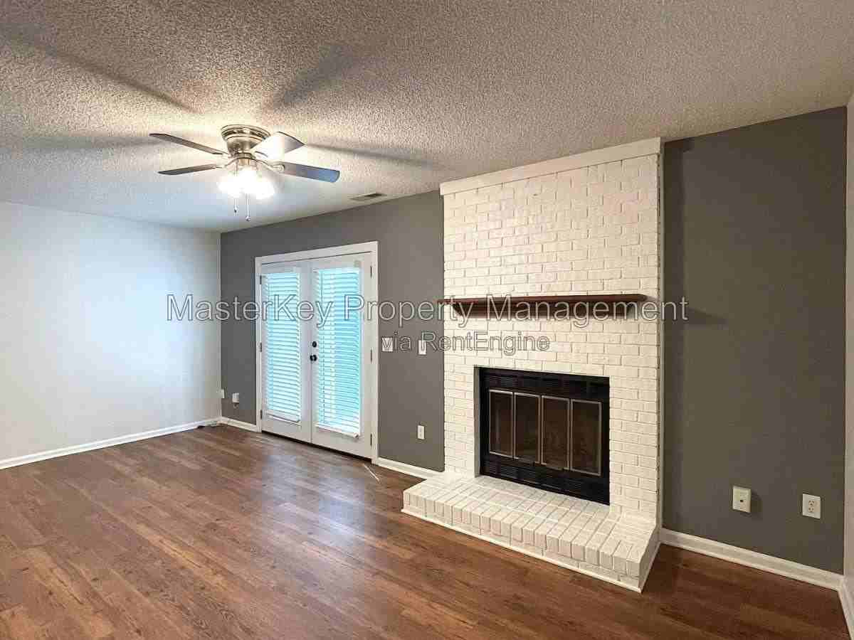 323 Riverwalk Cir - Photo 4 of 10