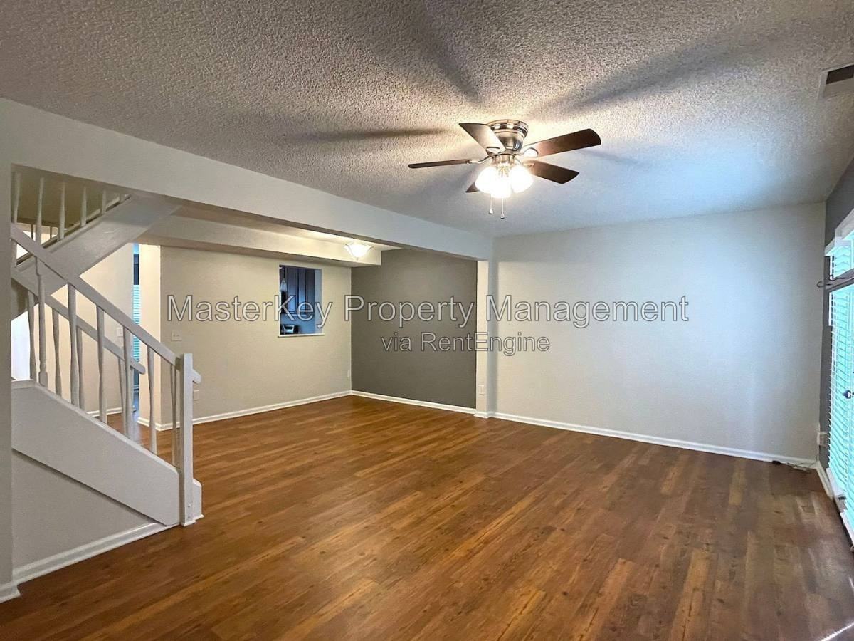 323 Riverwalk Cir - Photo 5 of 10
