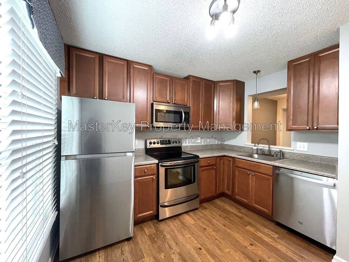 323 Riverwalk Cir - Photo 6 of 10