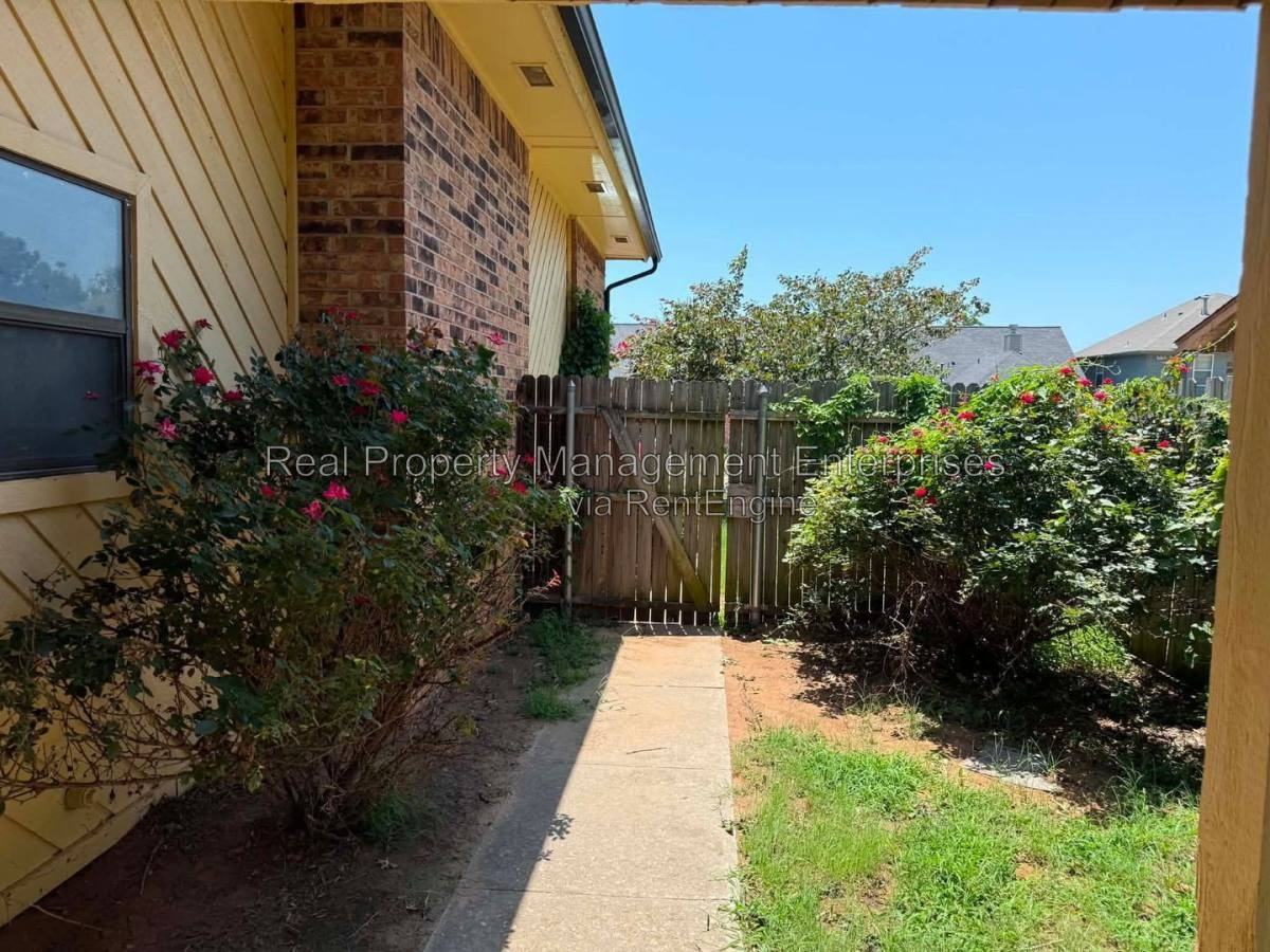 4105 Heritage Place Dr - Photo 2 of 10
